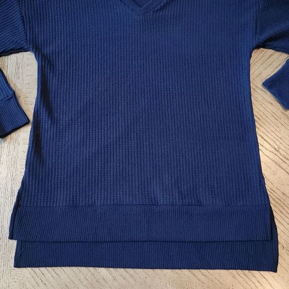 Navy knit v neck tunic size S-M 💙 - Picture 3 of 6